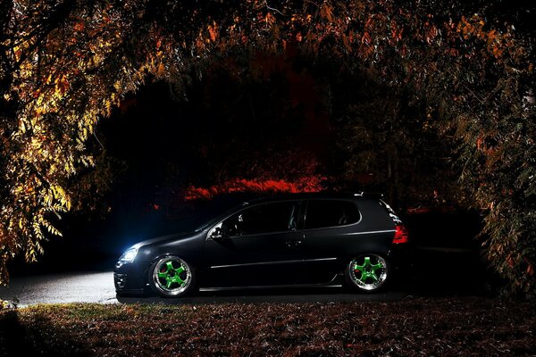 Voiture tuning noire la nuit