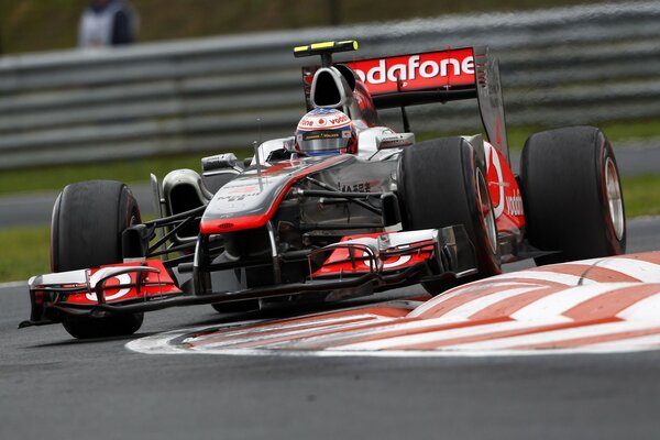 Un coche de fórmula 1 en el gran premio de Hungría