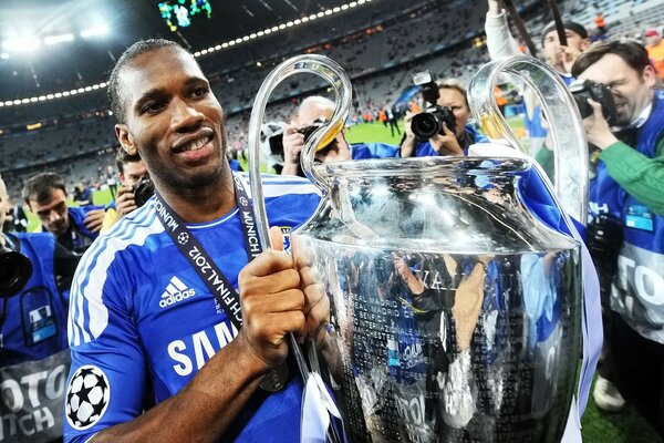 Didier Drogba tiene la coppa sul campo