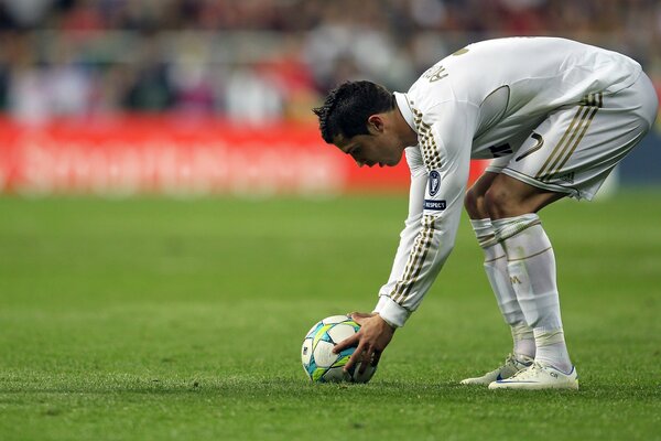 Ronaldo se prépare à frapper un penalty
