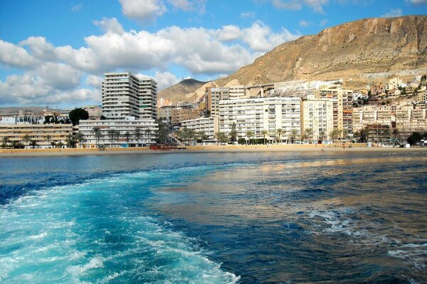 Miasto Roquetas de Mar Hiszpania Andaluzja górzysty teren z domami poniżej