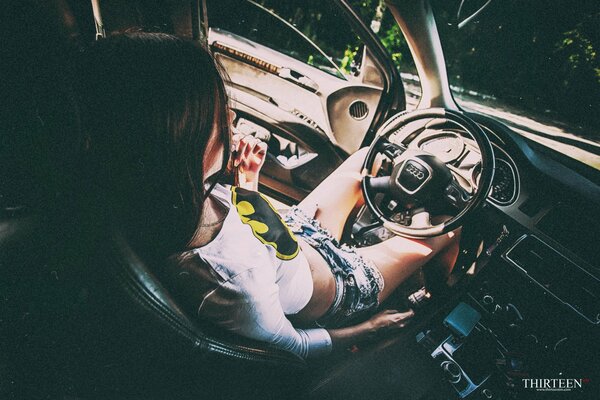 Chica conduciendo un coche retro audi