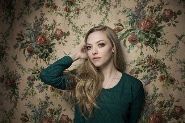 Amanda Seyfried en chaqueta verde