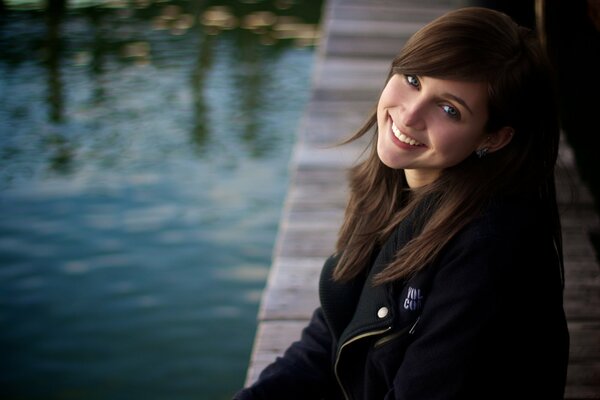 Chica alegre en el lago