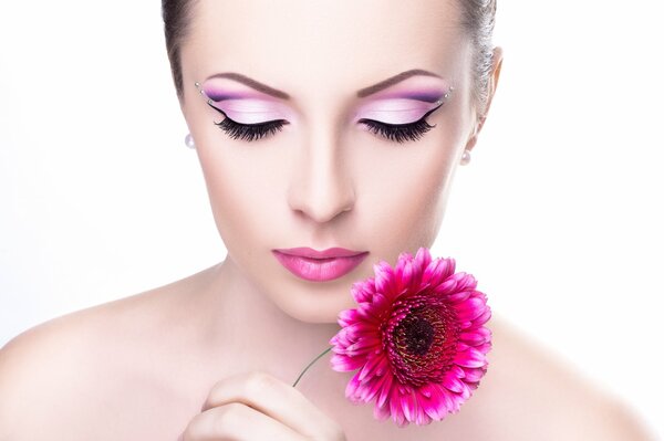 Bellissimo trucco. Spalle aperte