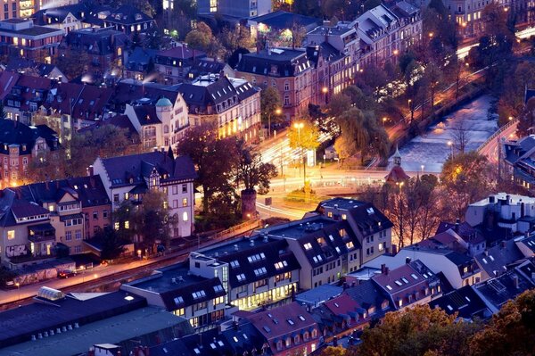 Miasto Freiburg in Breisgau noc z oświetlonymi domami