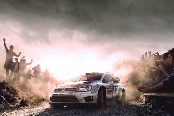 Foto bei Sonnenuntergang ein Volkswagen polo, der bei der Red Bull Rallye Staub aufhob