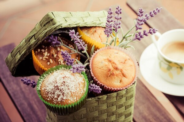 Cupcakes in un cesto di vimini con un rametto di lavanda