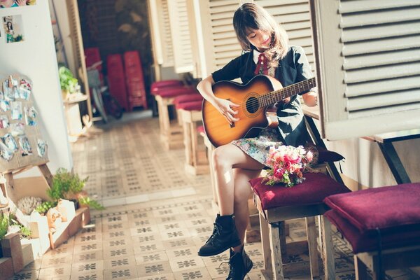 Ragazza suona la chitarra luce del sole