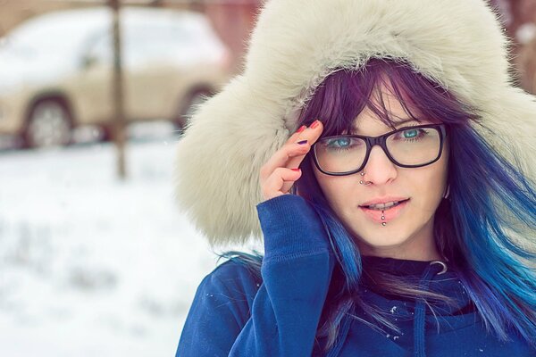 Chica con piercings, ojos azules