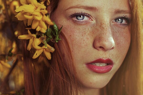 Hübsches Mädchen mit Sommersprossen im Gesicht