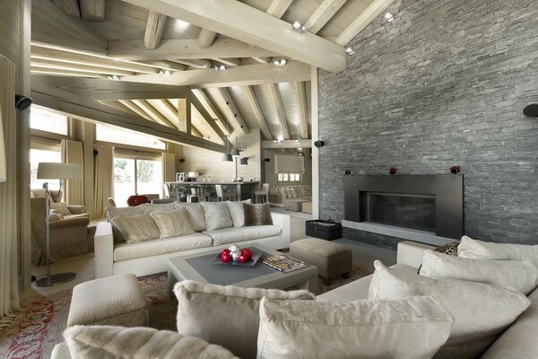 Interior en tonos grises con techo de madera