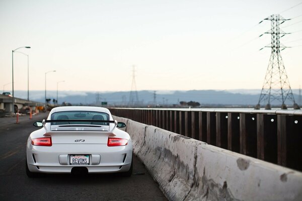 Białe Porsche jedzie drogą