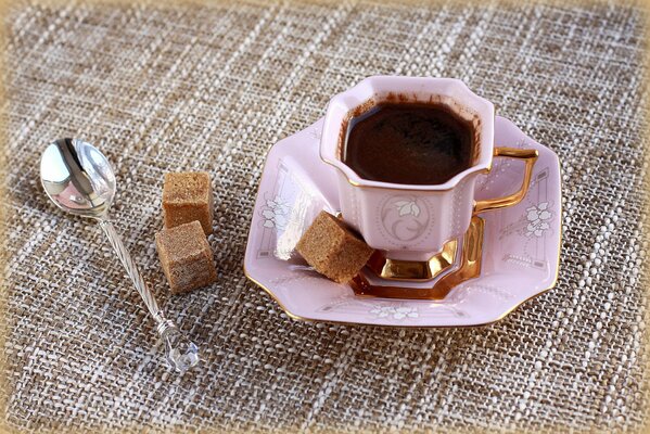 Café noir dans une tasse en porcelaine rose