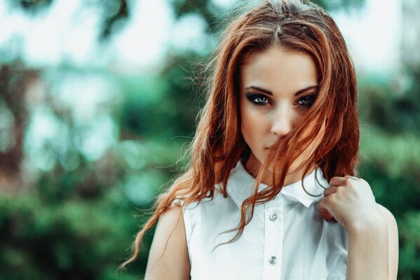 Affascinante sguardo di una ragazza dai Capelli rossi