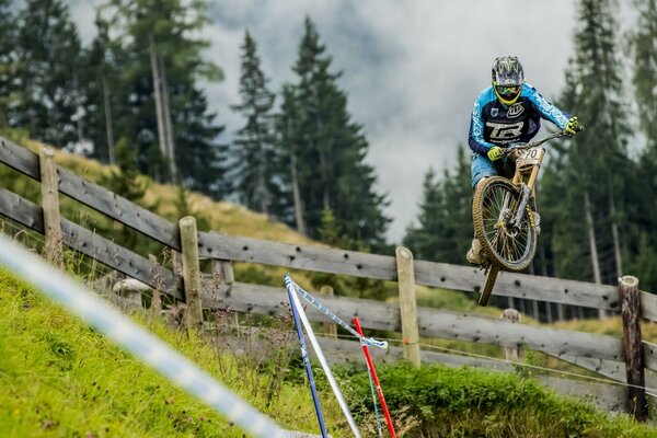 Course de vélo à travers la clôture