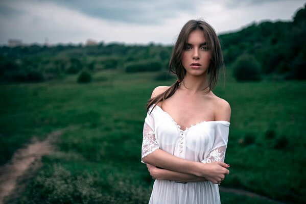 Chica de campo en un vestido ligero