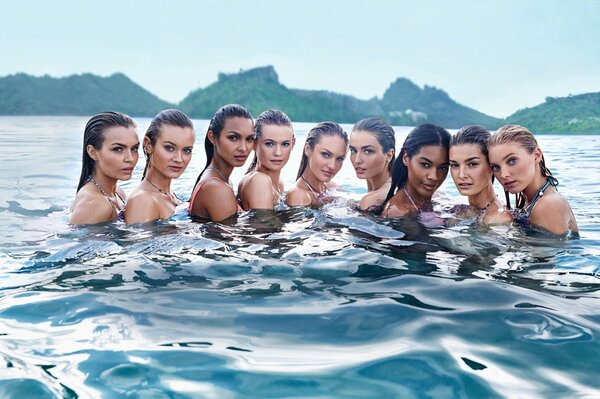 Девушки модели с мокрыми волосами в море