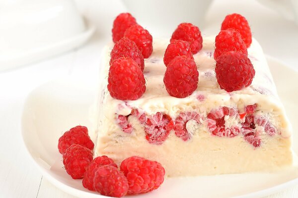 Weißer Kuchen mit frischer Maschine