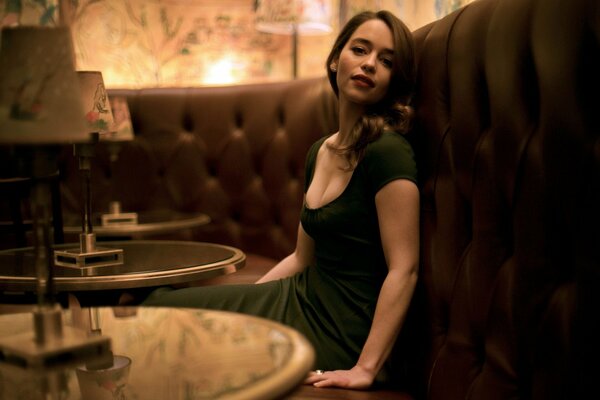 Emilia Clarke zeigt Brüste in einem Restaurant