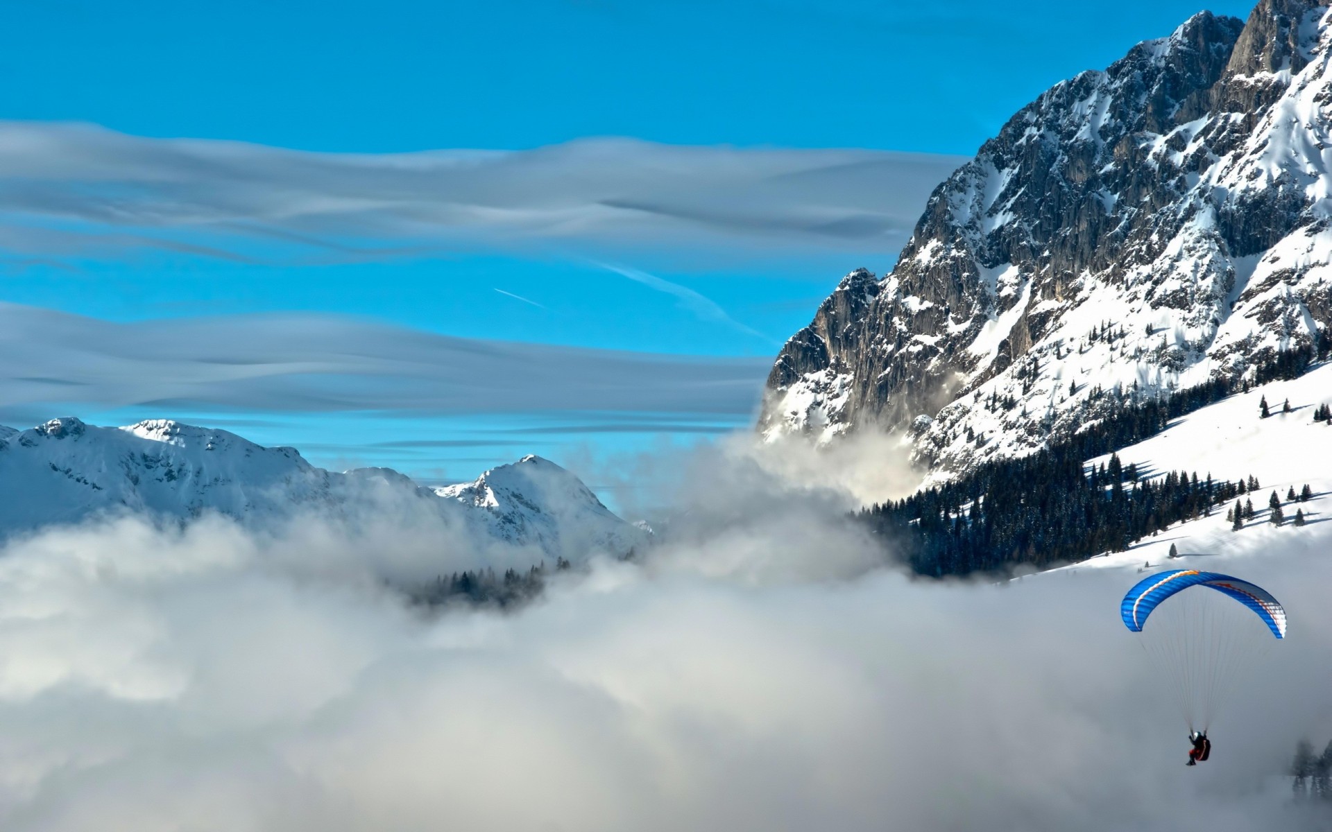 paracaídas cielo montañas nubes