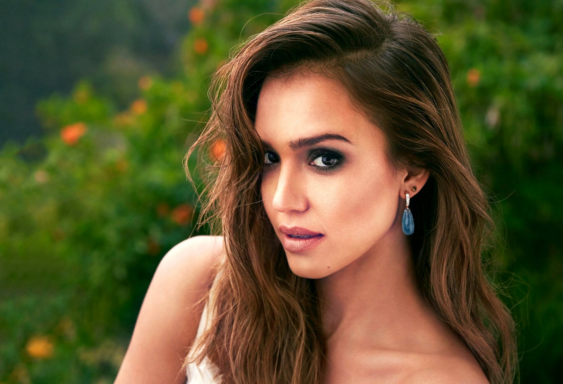 jessica alba chica actriz cara mirada maquillaje fondo verde