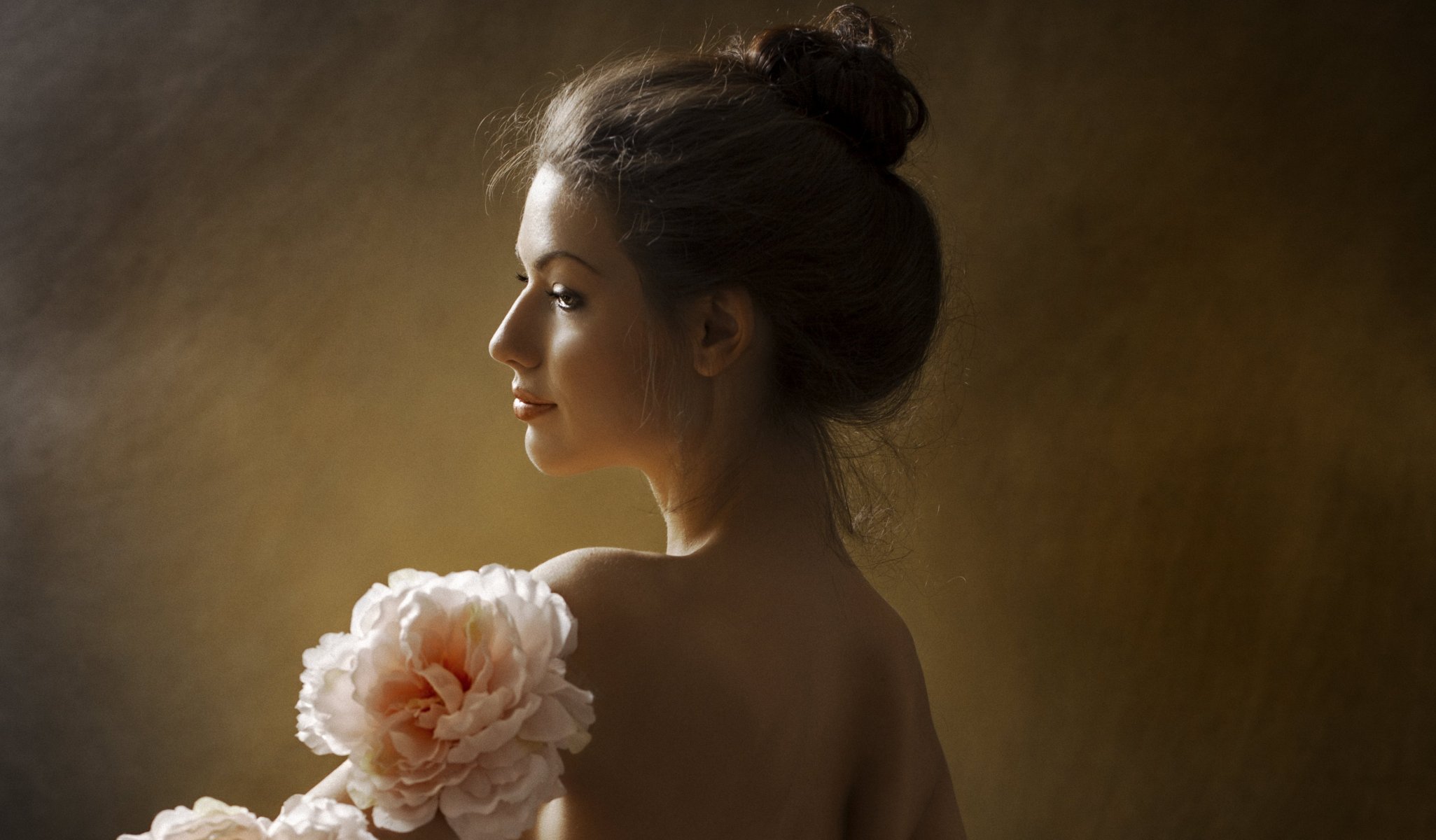 fille profil cils cheveux dos fleurs fond