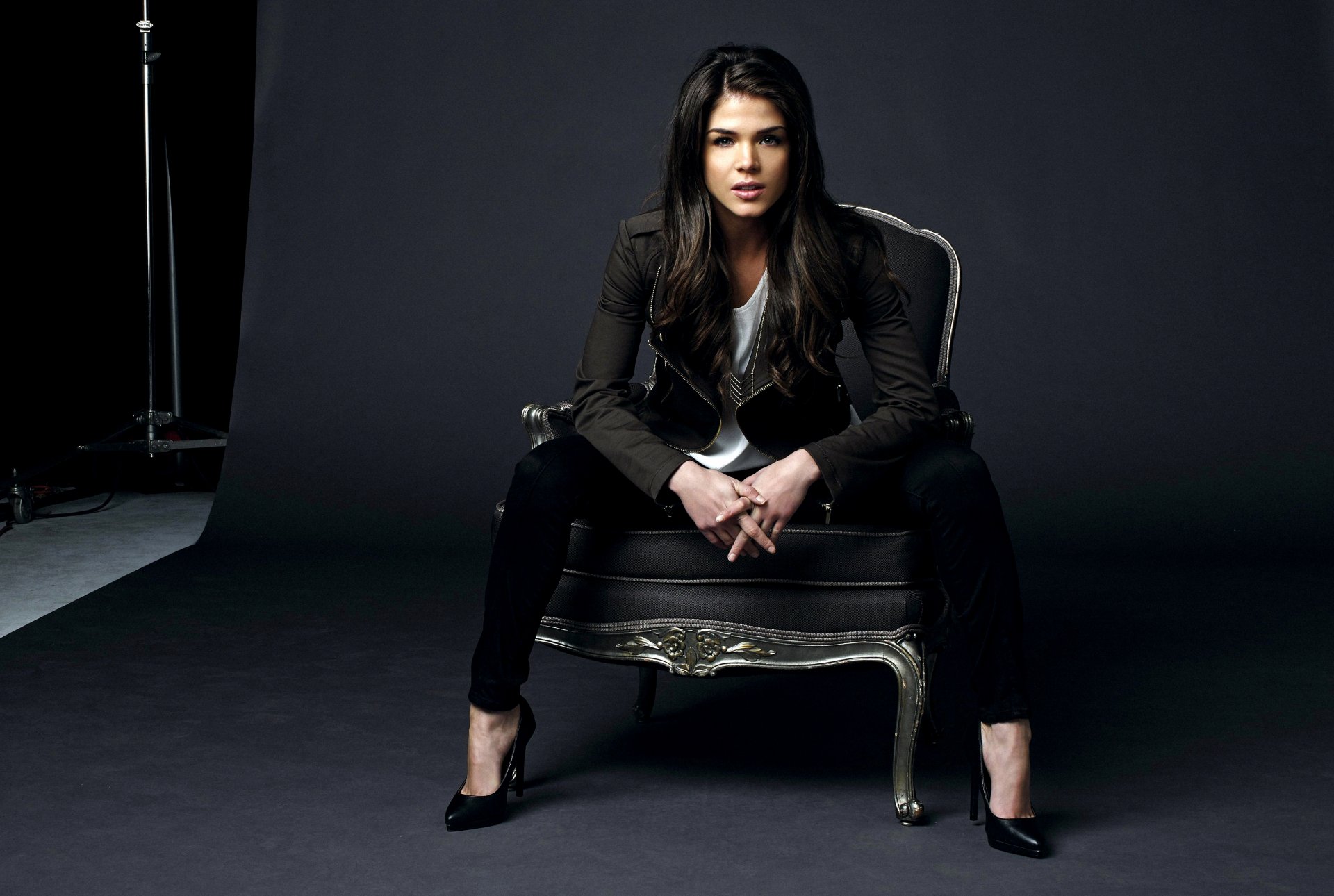 avgeropoulos maria avgeropoulos attrice bruna ragazza poltrona serie tv cento