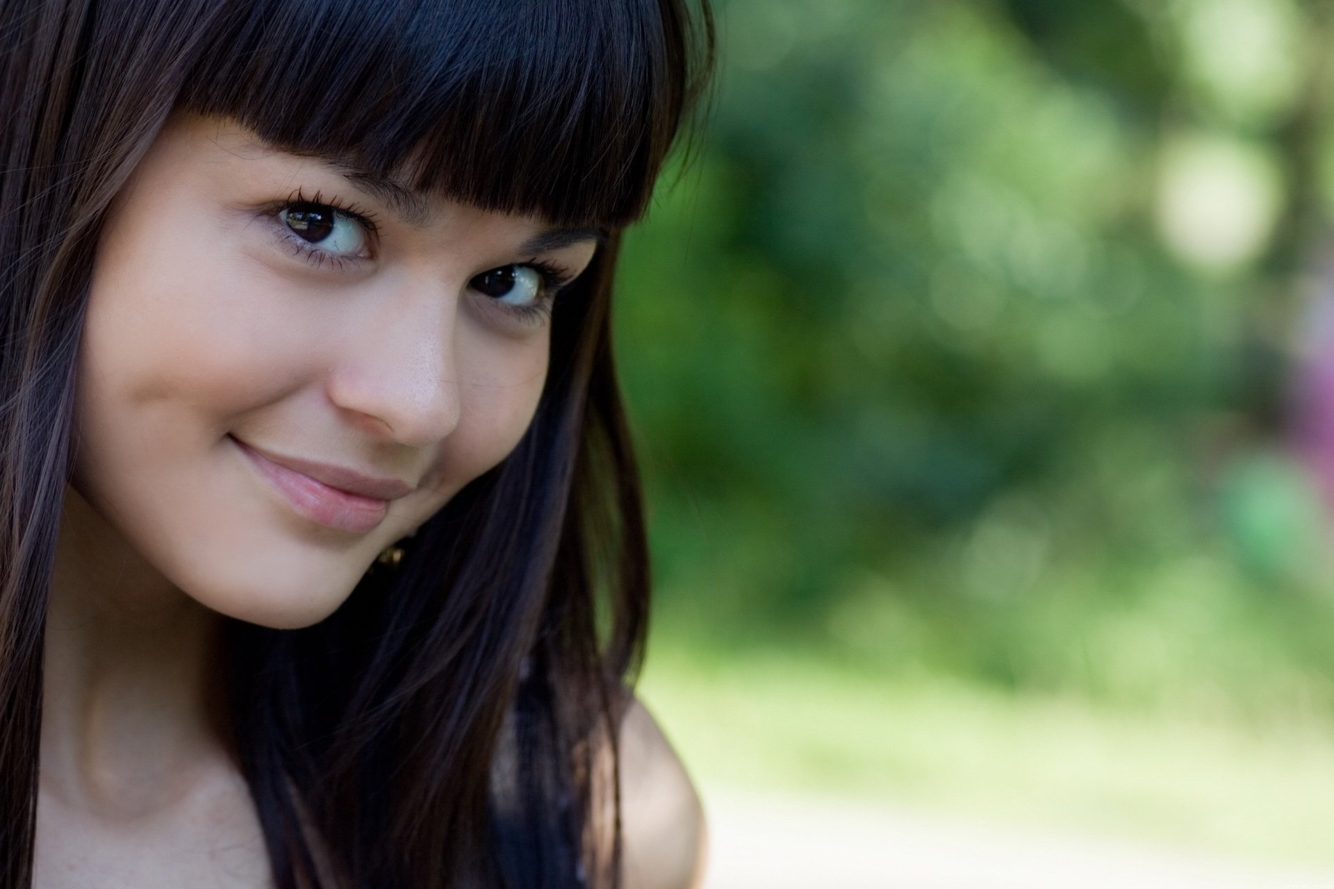 muguet beauté brunette perché yeux sourire