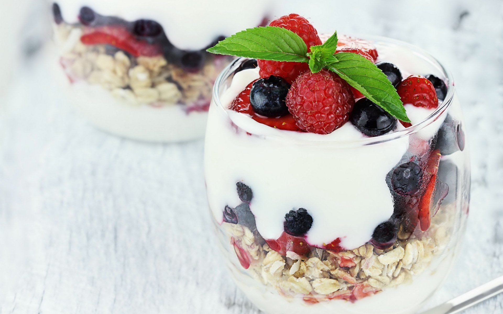 comida helado vaso menta frambuesa grosella fondo blanco baya arándanos cereales bayas granola