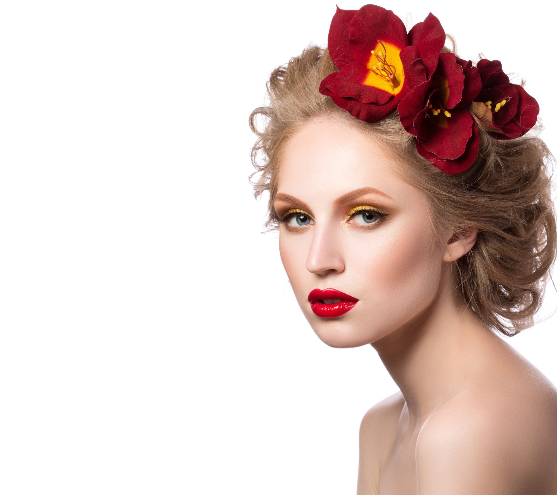 mädchen modell make-up wimpern haare frisur blumen blütenblätter hintergrund