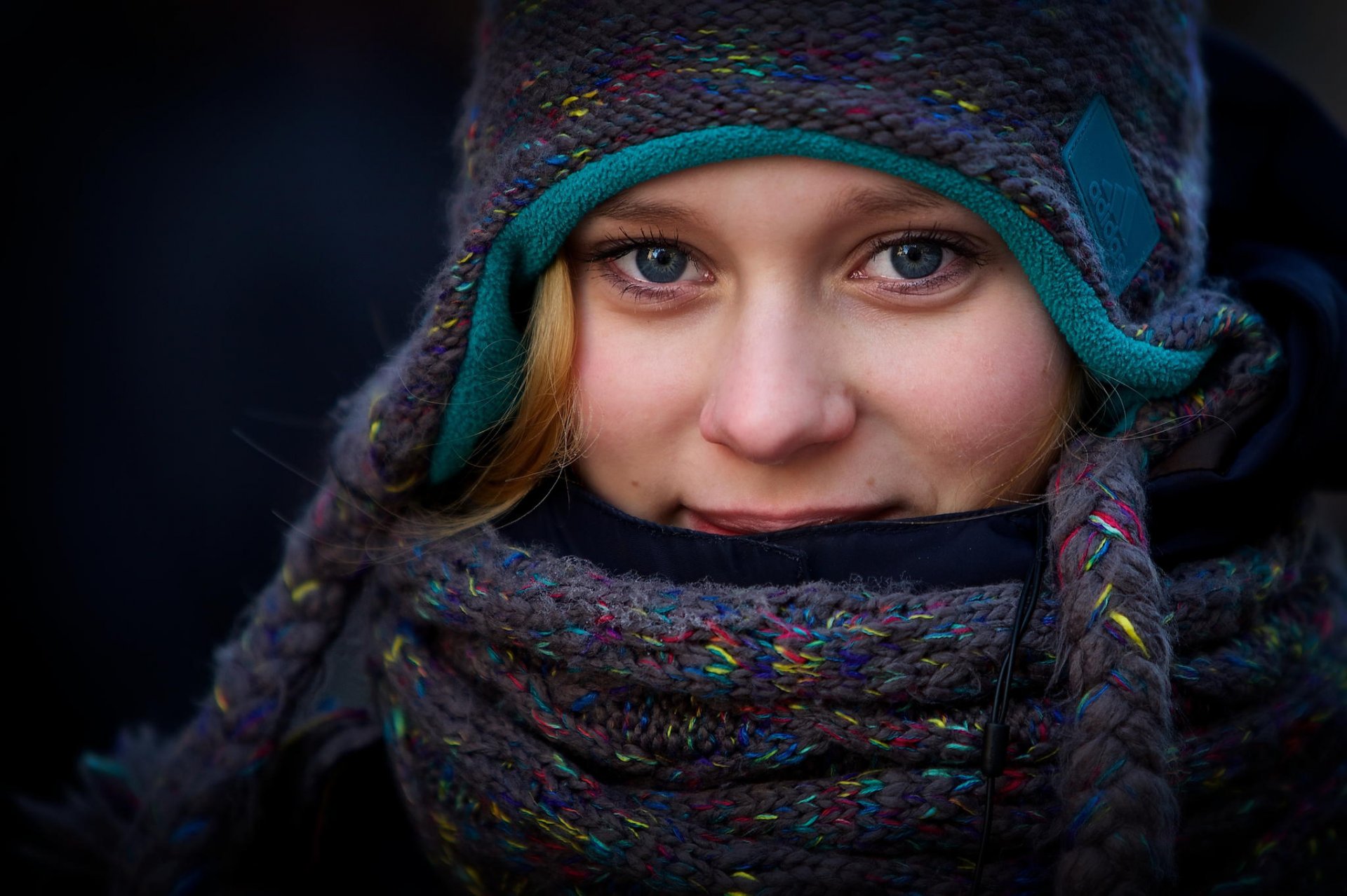 portrait sourire chapeau écharpe boucle