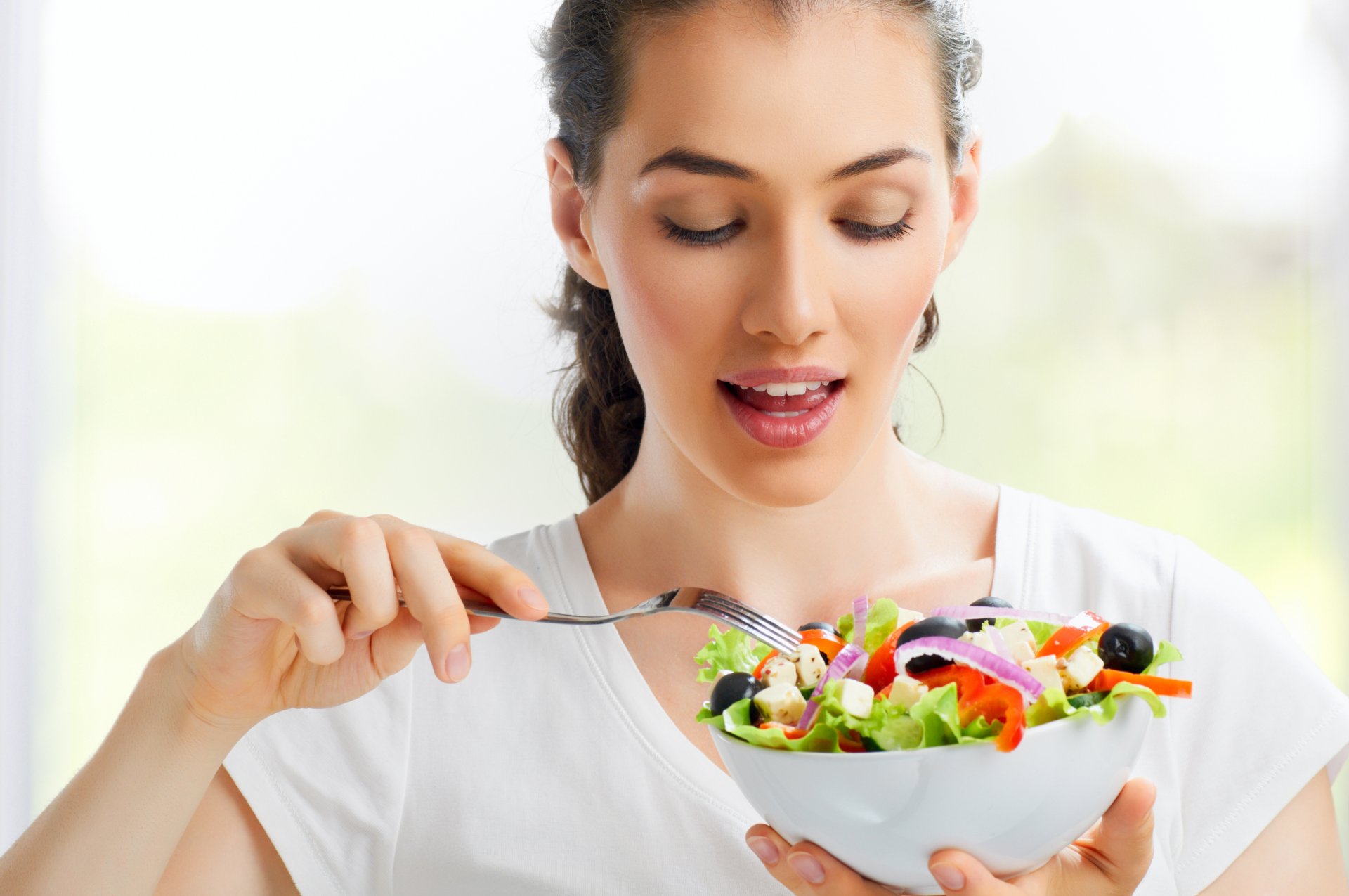 fille brune assiette fourchette salade légumes charme concombres olives oignon fromage tomates poivron rouge