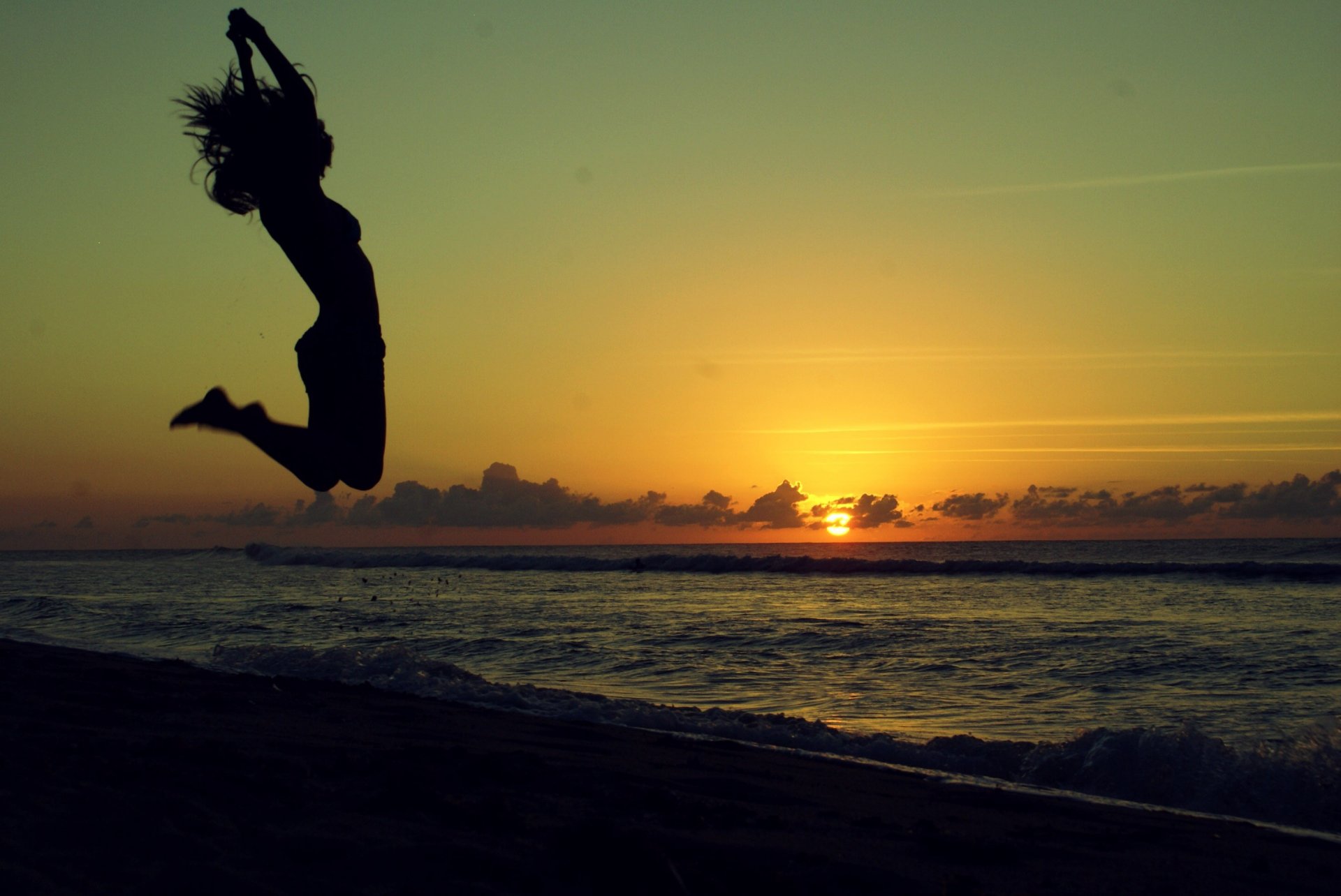 ragazza donne tramonto silhouette spiaggia capelli bocca aperta mare sole nuvole salto capelli lunghi natura all aperto capelli salto