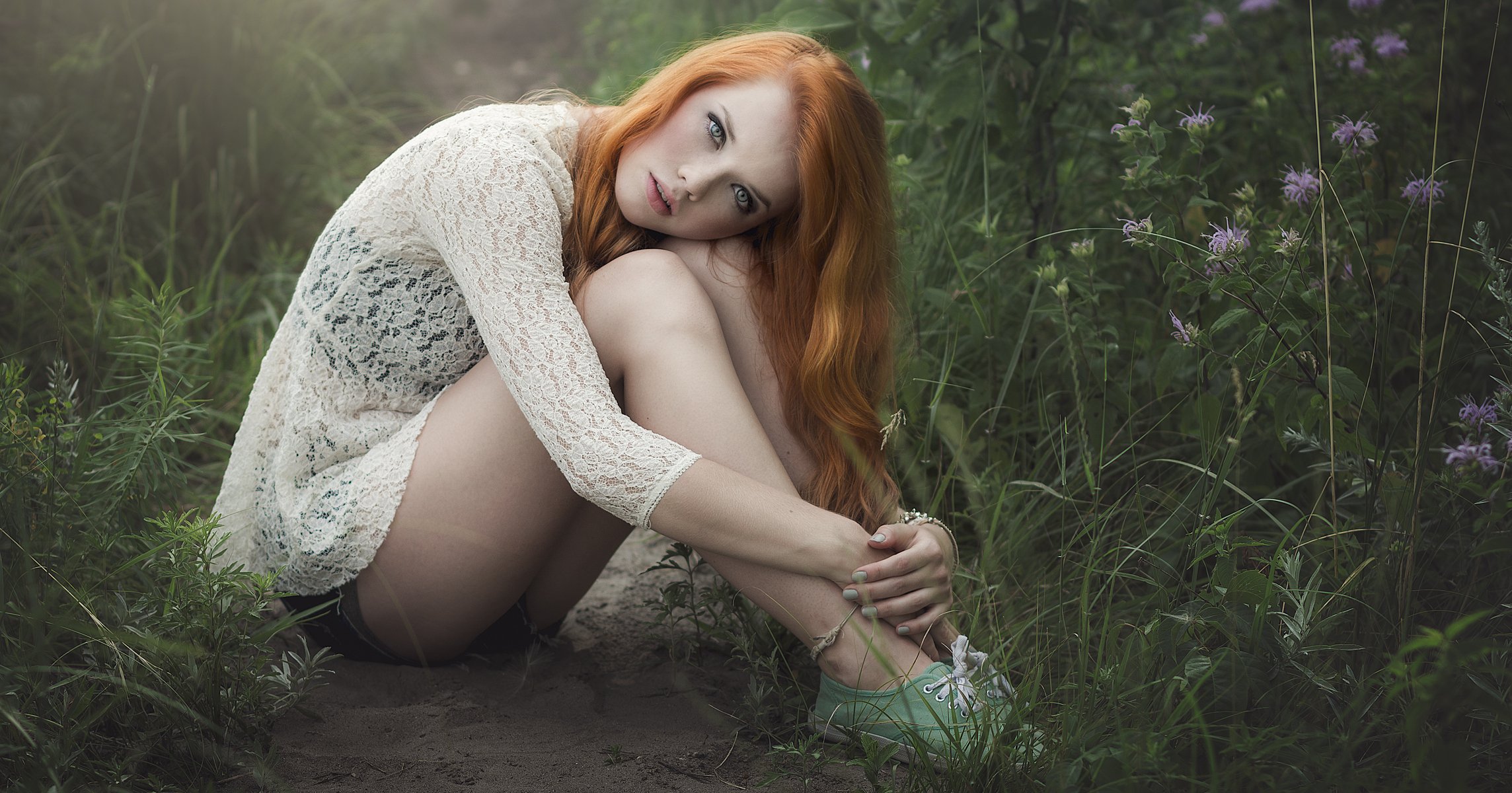 fille rousse belle jambes herbe