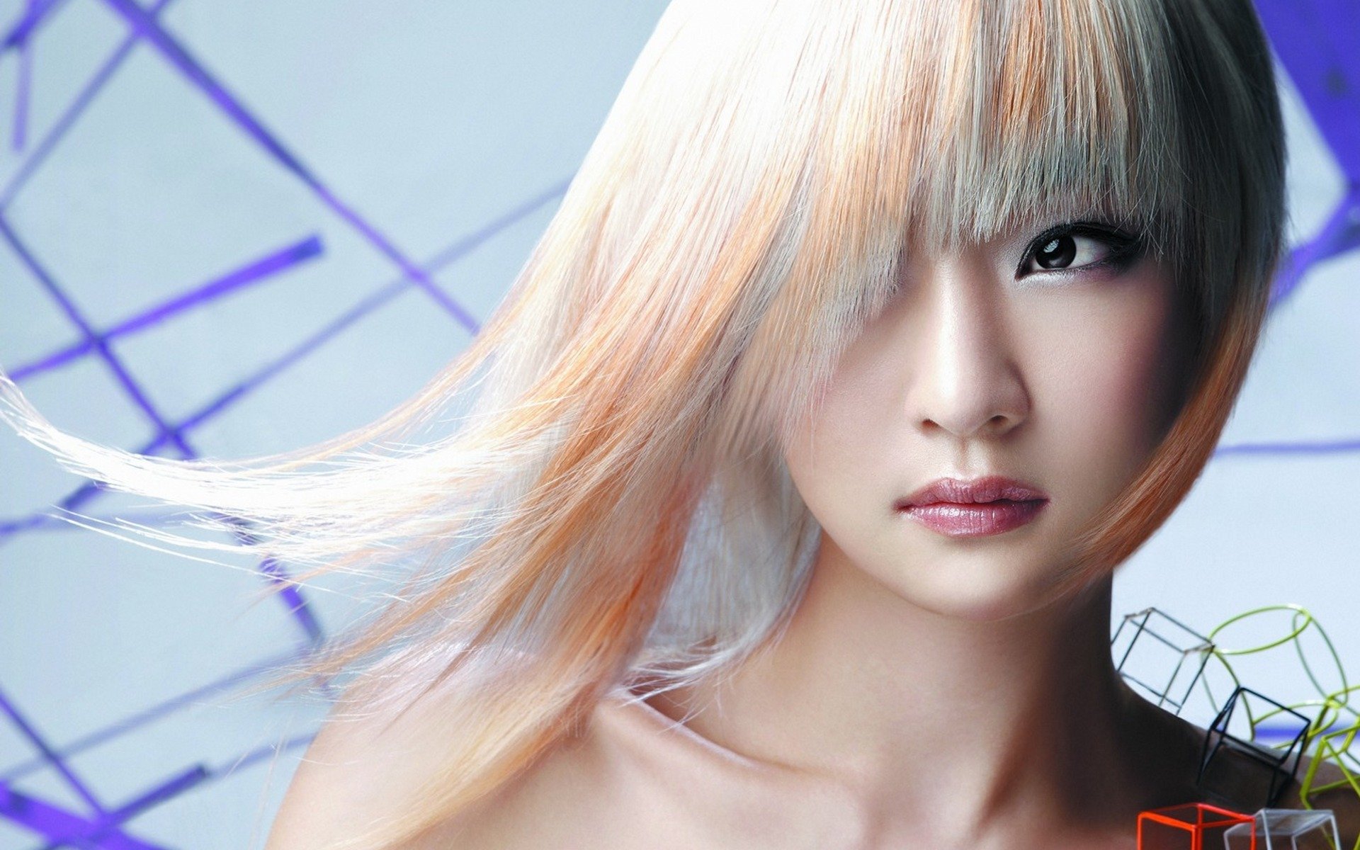 fille asiatique cheveux blond visage regard yeux maquillage lèvres carrés