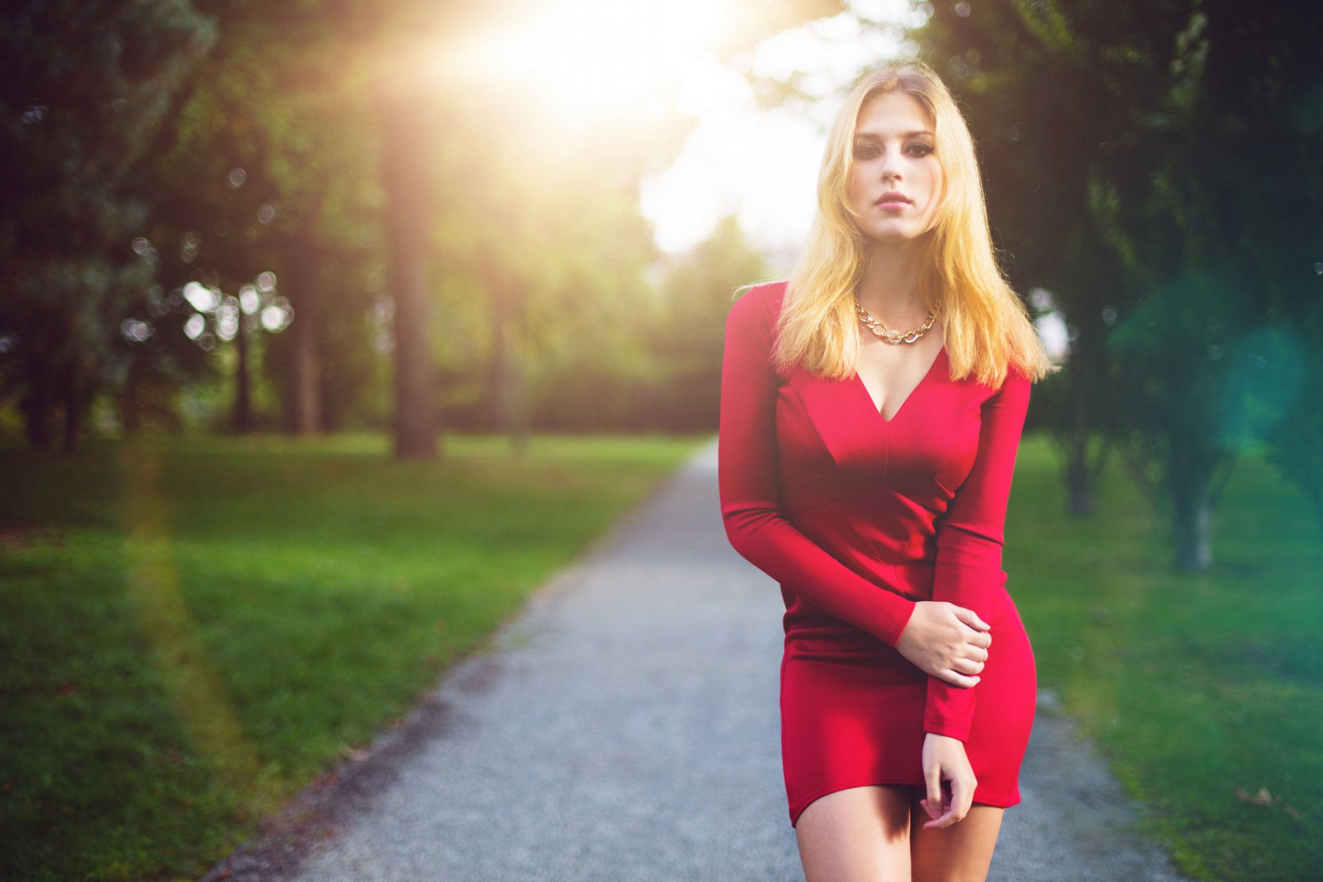 fille en rouge robe vue cheveux fond