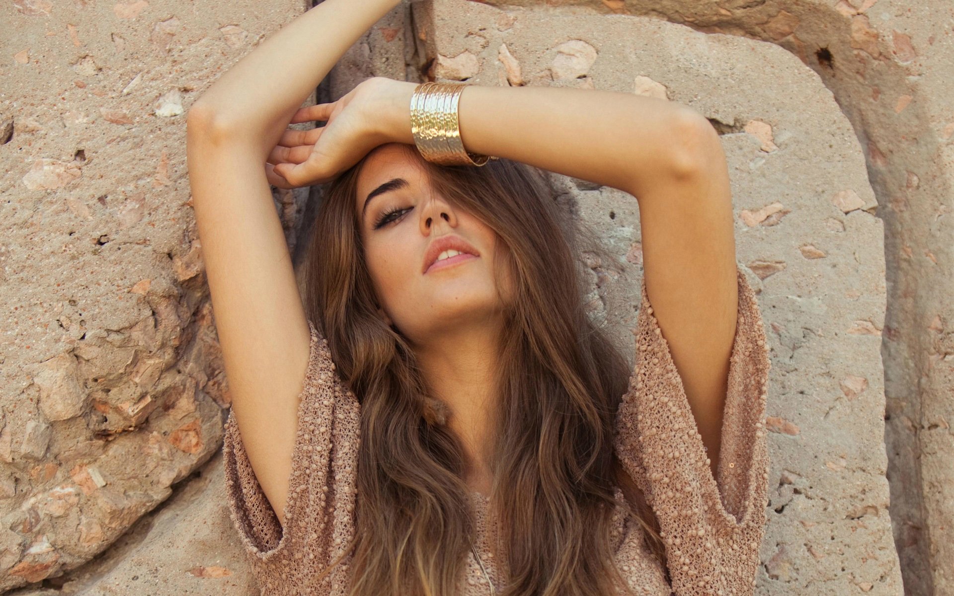 clara alonso modello ragazza posa mani bracciali viso