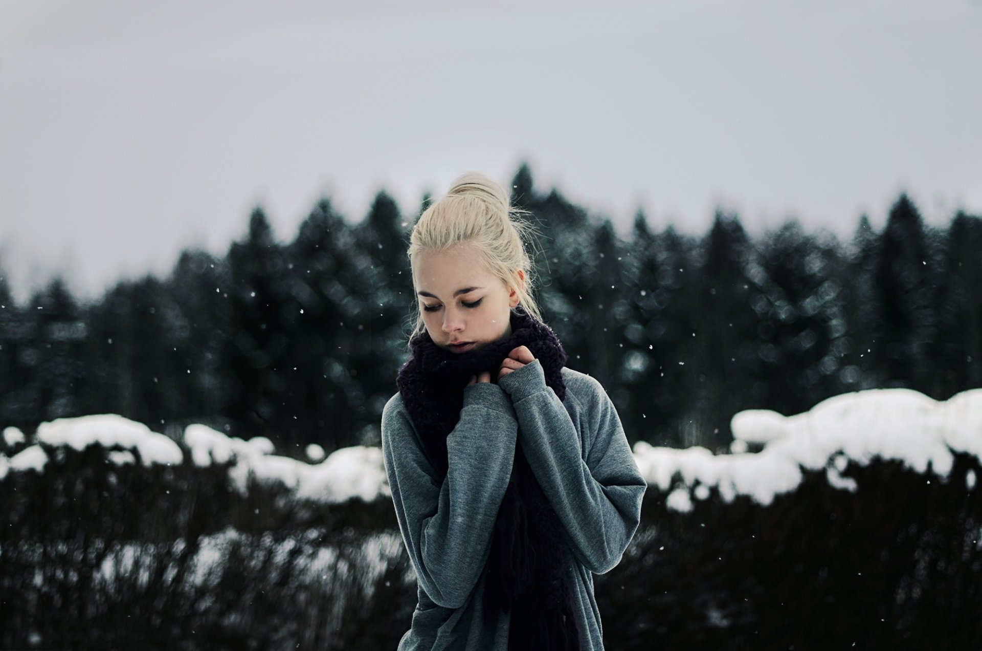 śnieg zima jasny zimno zima dziewczyna blondynka opady śniegu bokeh rozmycie