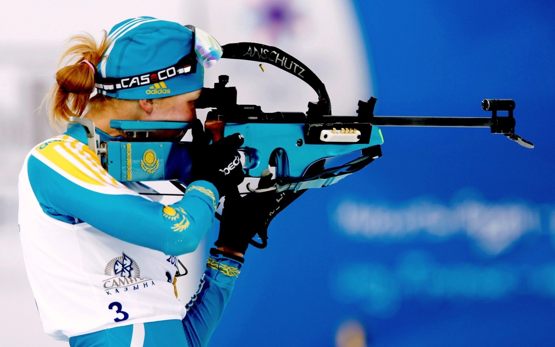 fliegende festung blau blond biathlet sport