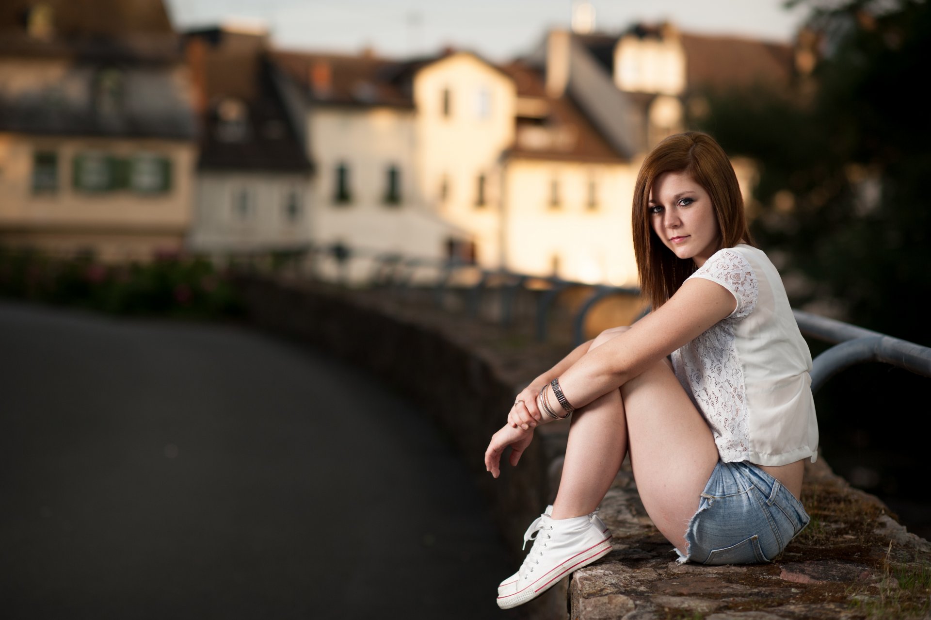 città ragazza bruna vista pantaloncini scarpe da ginnastica