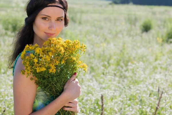 Maria Shvets in the field with a bouquet of flowers