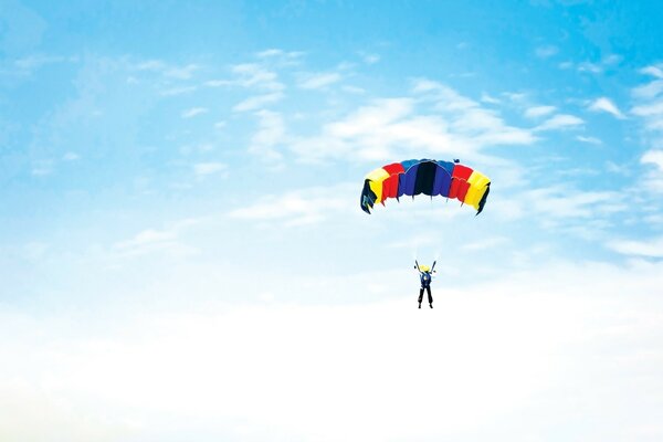 Ciel bleu. Saut en parachute