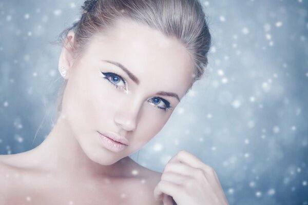 A girl with makeup in silvery tones