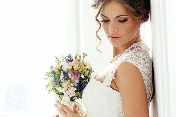 Retrato de la novia con el ramo de la boda