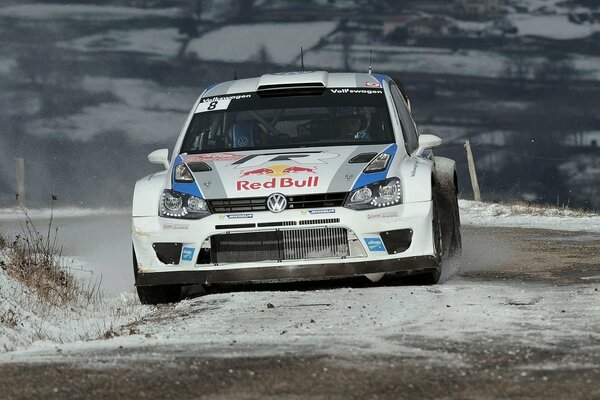 Volkswagen Polo sport sur route enneigée