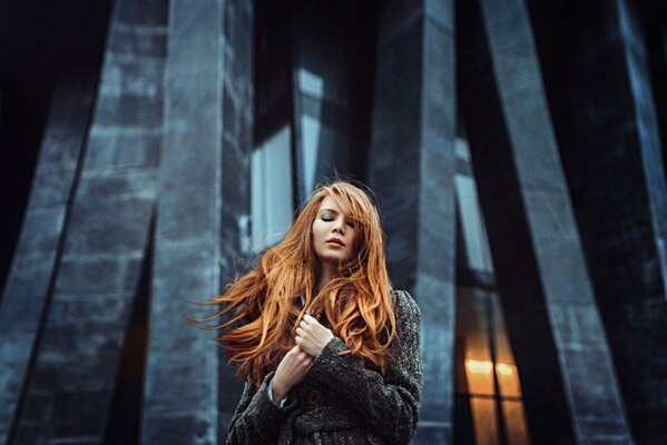 Ragazza dai Capelli rossi in Dark gordle