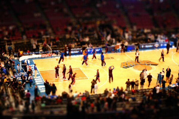 Miniatur-Treffen von Basketball-Teams auf dem Feld