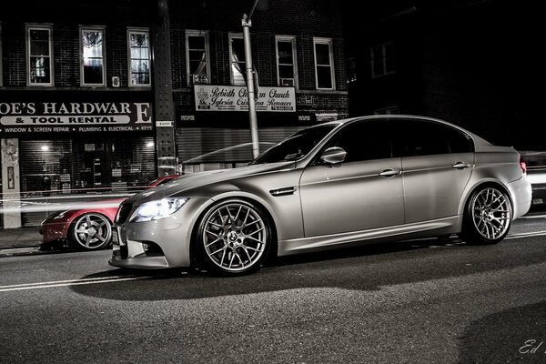 Bmw noir dans les rues de la ville