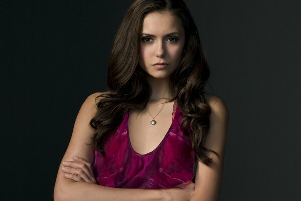 Attrice Nina Dobrev con uno sguardo serio